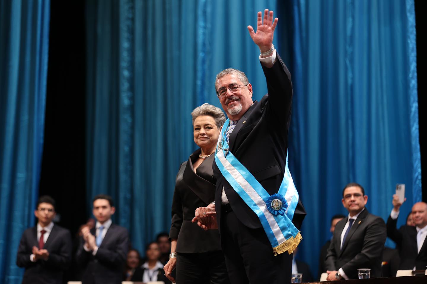 El presidente Bernardo Arévalo de León y la vicepresidenta Karin Herrera participan en la juramentación del Gabinete de Gobierno.