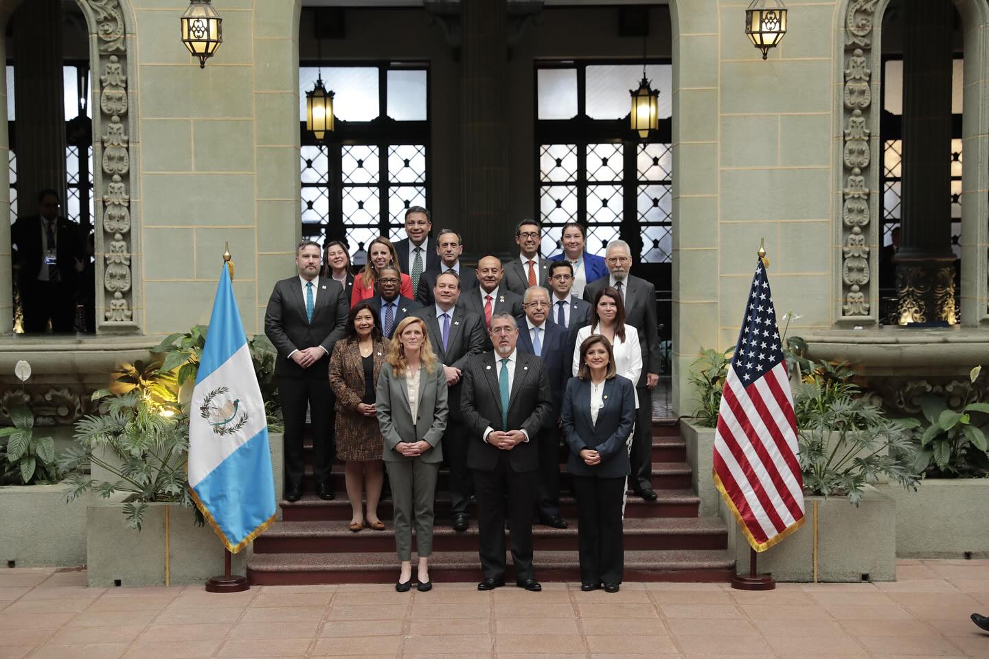 El presidente Bernardo Arévalo de León y la vicepresidenta Karin Herrera sostuvieron una reunión con una delegación de #EEUU