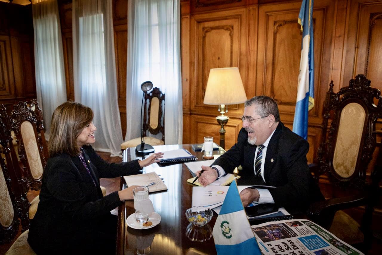 Presidente Bernardo Arévalo de León y la vicepresidenta Karin Herrer