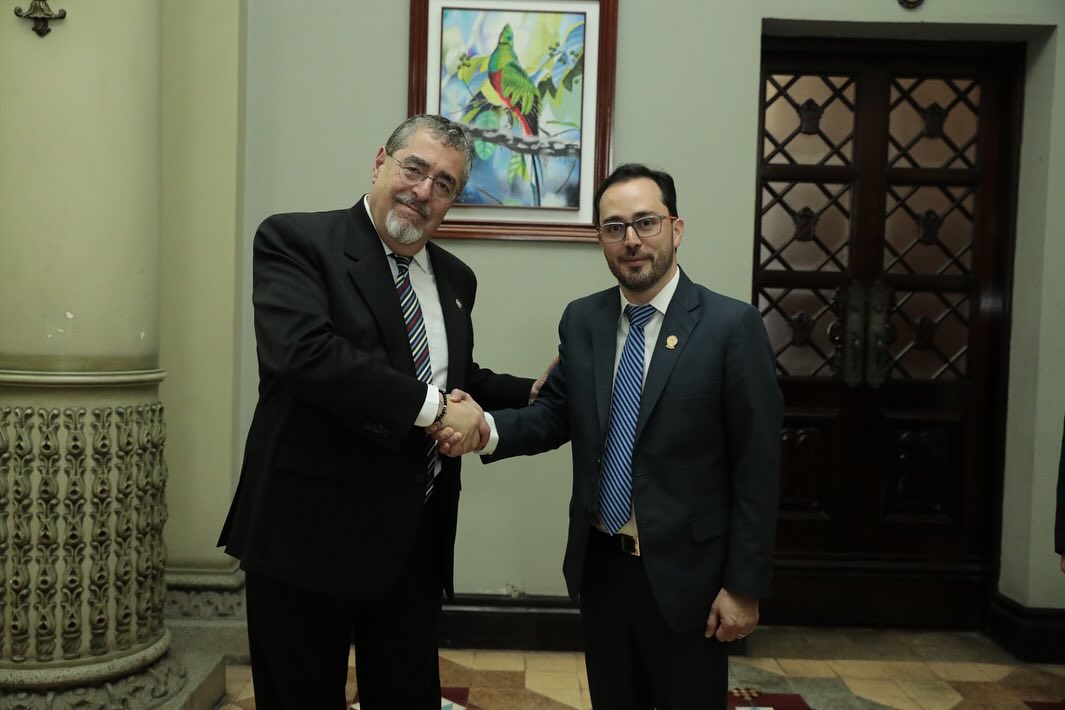 El presidente Bernardo Arévalo de León recibió en su despacho a Juan Manuel Asturias