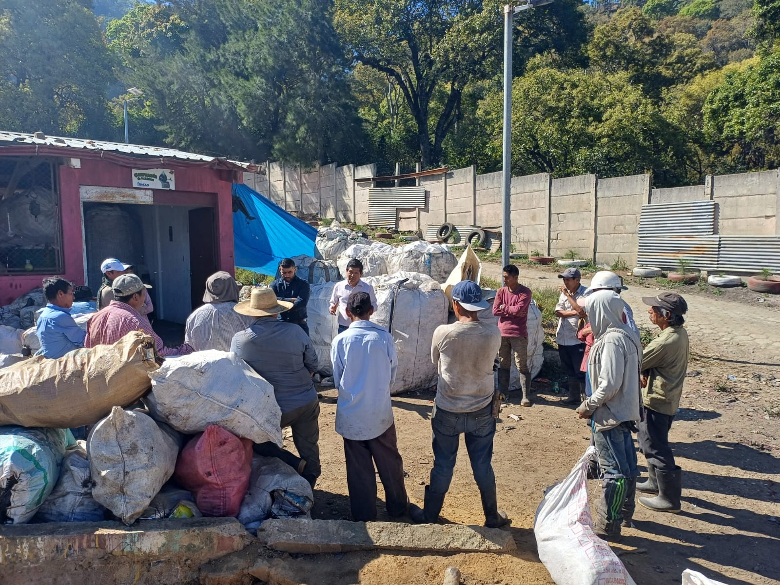 COPRESAM visita a nuevas autoridades de Salud Lucas Tolimán para seguimiento a planta de gestión de desechos