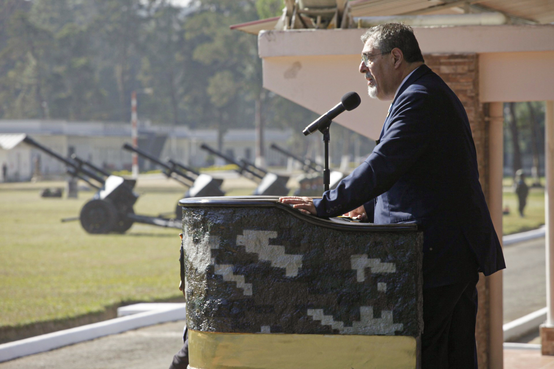 El presidente Bernardo Arévalo de León y la vicepresidenta Karin Herrera en la conmemoración de las Fuerzas de Tierra y la Heroica Batalla de la Arada