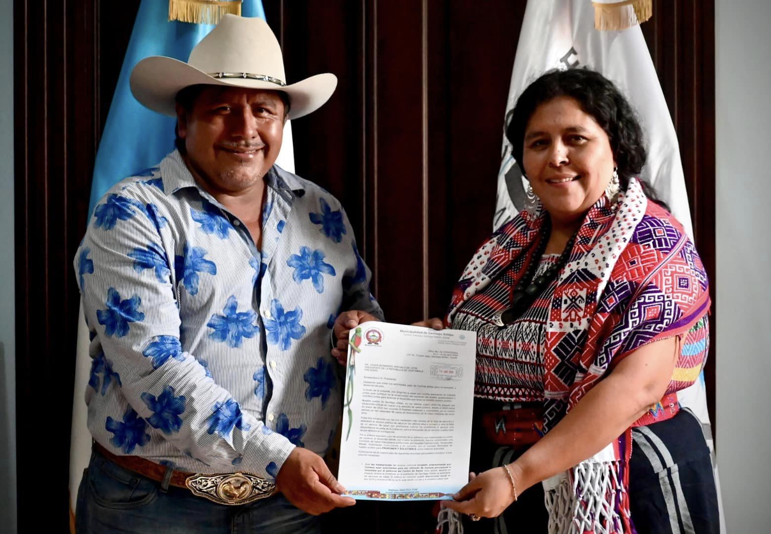 El señor alcalde de Santiago Atitlán, junto con la Comisión de Salud Comunitaria, tuvieron una reunión inicial de trabajo institucional con la Señora Comisionada Presidencial de Asuntos Municipales 𝑨𝒍𝒊𝒅𝒂 𝑽𝒊𝒄𝒆𝒏𝒕𝒆 para abordar las necesidades de salud en su región.